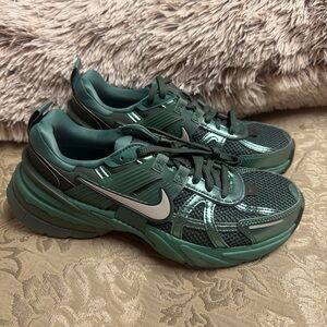 Nike V2K Run Bicoastal Metallic Silver Sneaker Womens Size 8 HF5050-361 Athletic